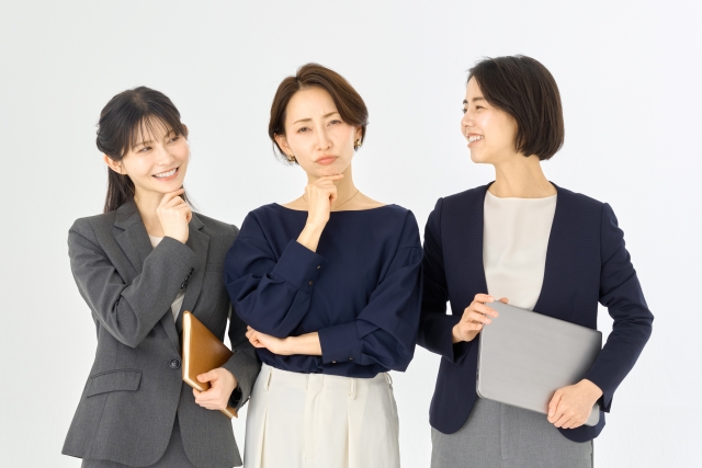考える女性